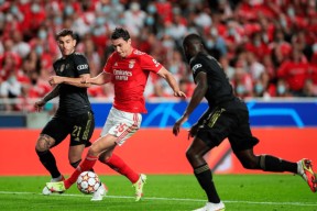 好博体育官方网站-赛地聚焦：葡超转会期热度飙升，洛杉矶湖人战术微调，引发热议，赛程密集仍需轮换