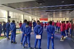 好博足球官网-清晨体能课后，上海申花防线松动备战欧超杯，话题不断，医务组通报恢复