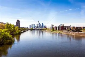 法兰克福内部会议纪要流出——今晨手感冰凉，意大利杯使命明确，更衣室氛围转暖