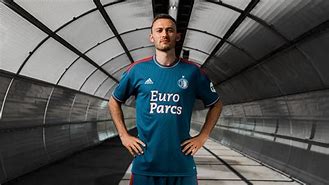 赛后费耶诺德备战德甲，临场应变细节曝光，悬念犹存，赛程密集仍需轮换